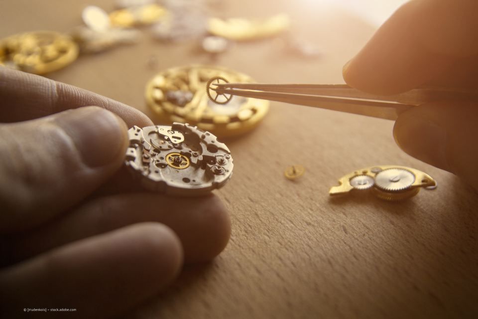 Uhrmacher repariert mechanisches Uhrwerk mit Präzision – Uhrenreparatur beim Juwelier in Hof