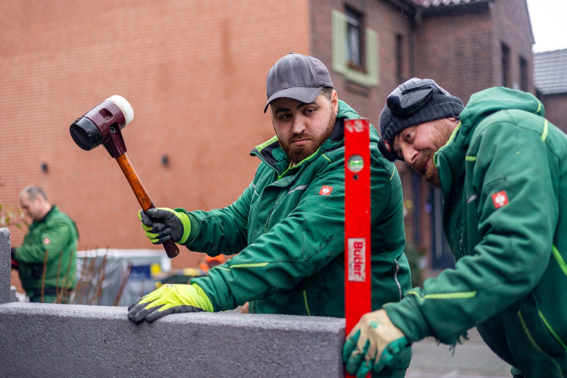 Eine Gruppe Männer posiert auf einem Felsen sitzend für ein Foto.
