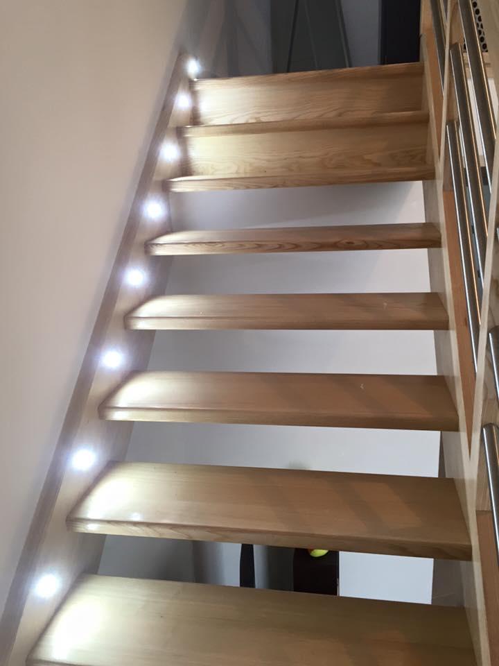Menuiserie Dubois-Lieugaut -Fabrication et pose de cet escalier avec LED integrées dans le limon