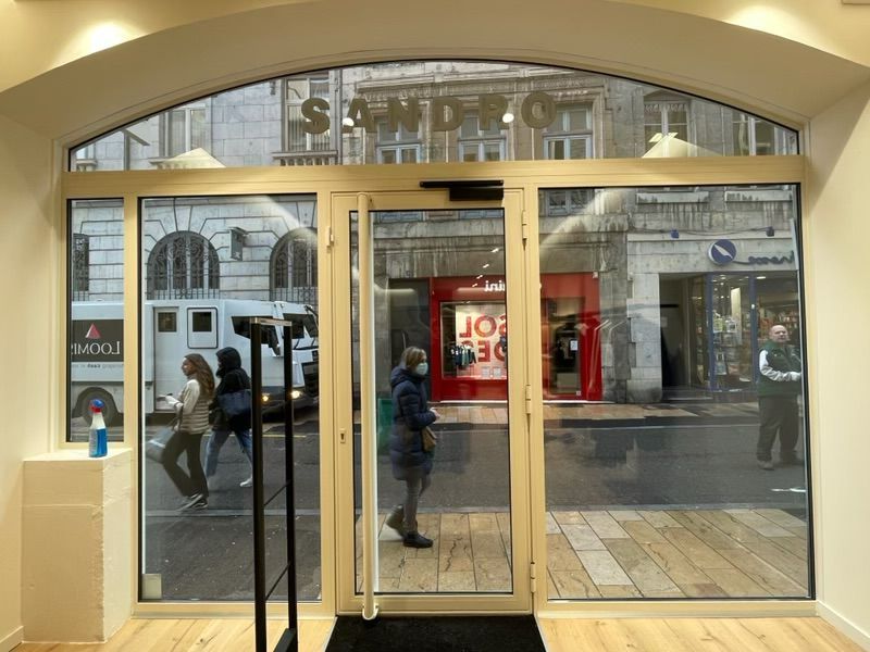 Vitre de magasin vue de l'intérieur