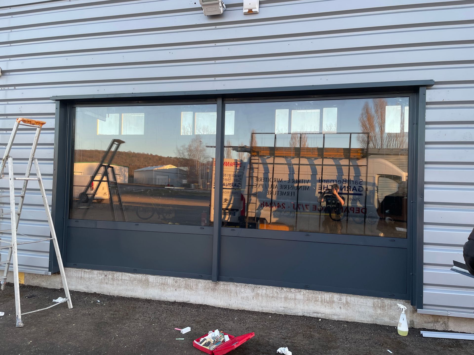 Baie vitrée en alu noir