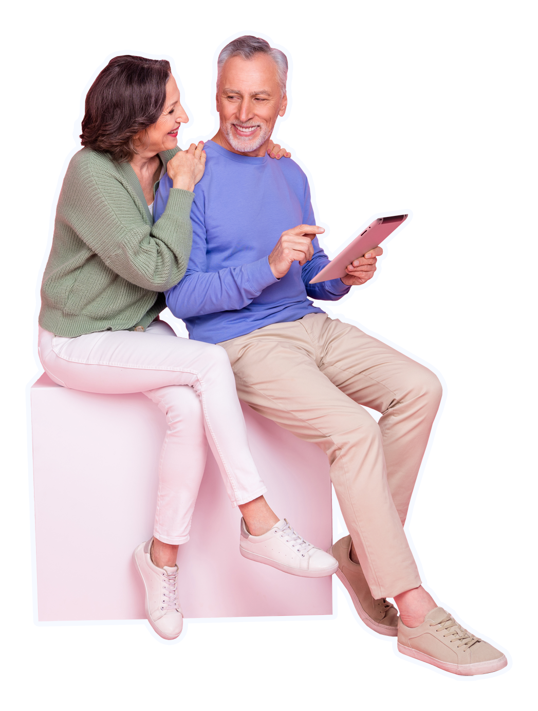 Une femme et un homme tiennent une tablette