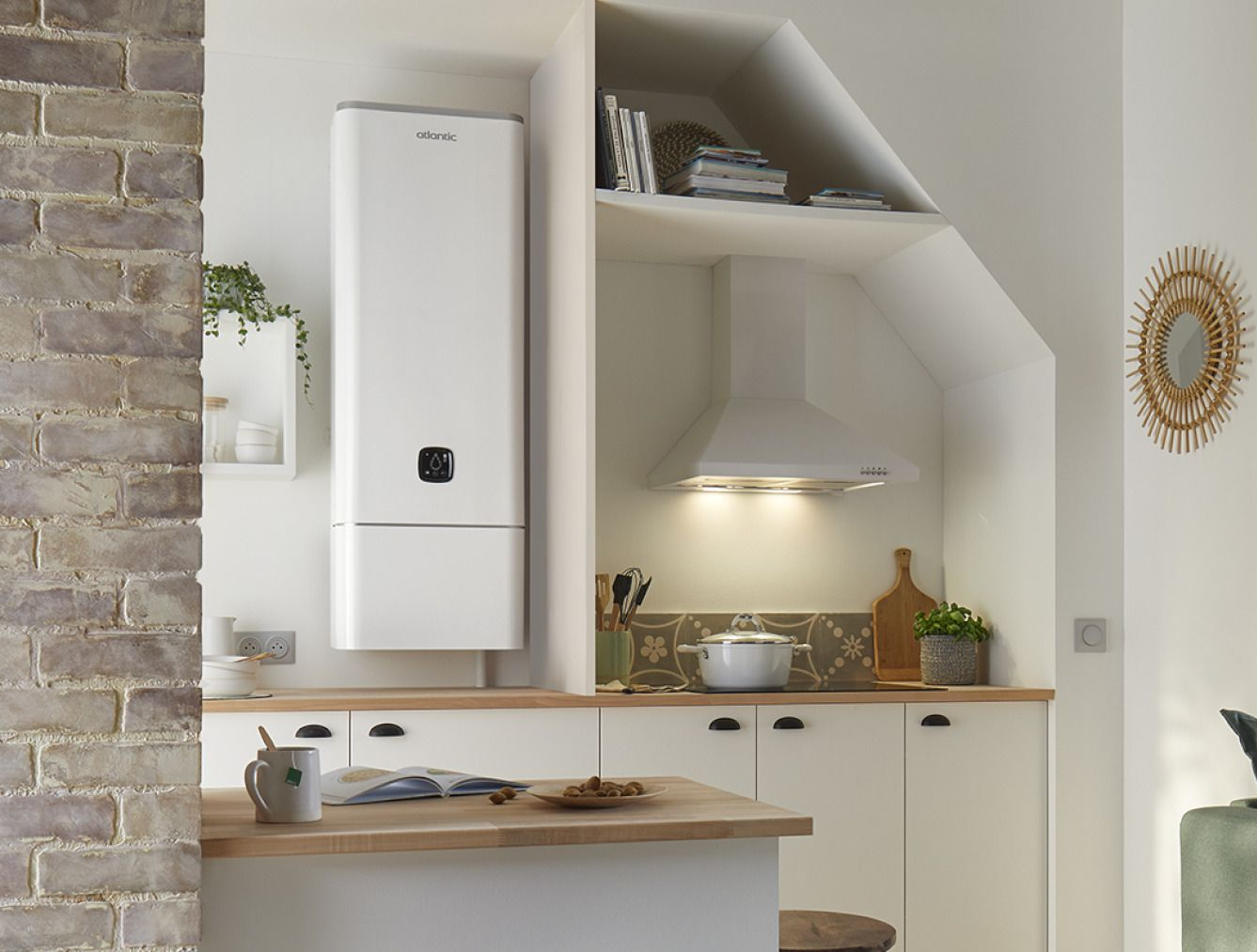 Coin cuisine moderne blanc avec placards intégrés, plan de travail en bois, étagères et chaudière murale