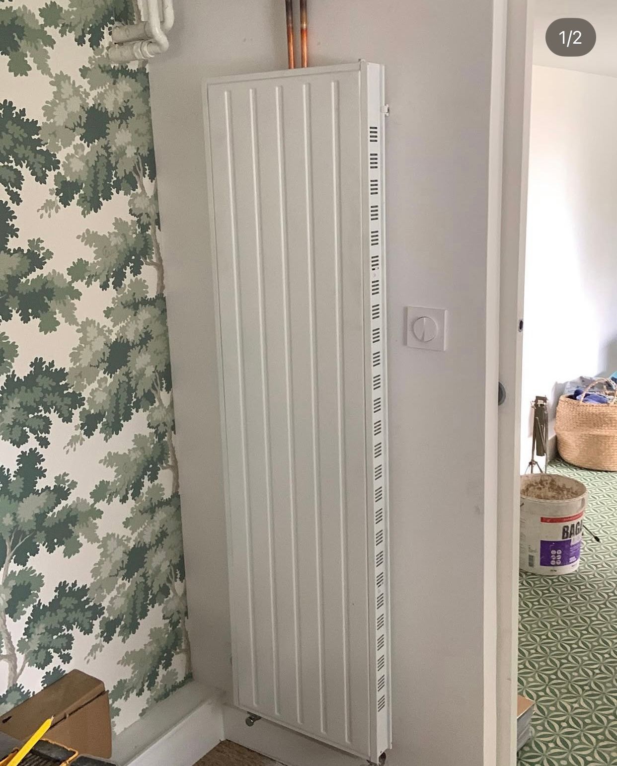 Radiateur en panneaux sur un mur blanc