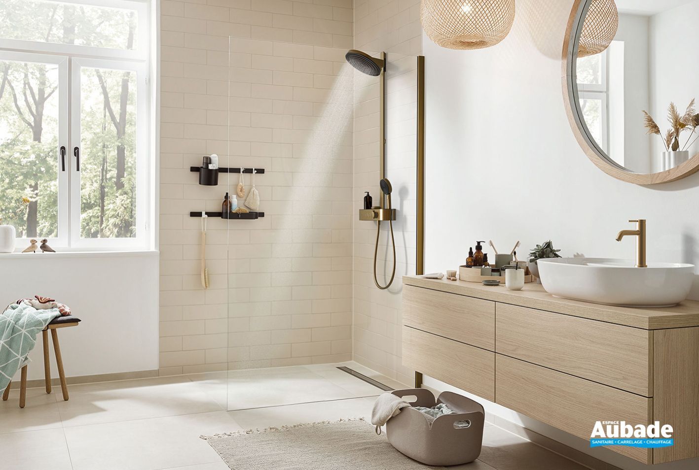 Salle de bains lumineuse avec douche à l'italienne, meuble-lavabo en bois, miroir rond et suspensions lumineuses en osier.