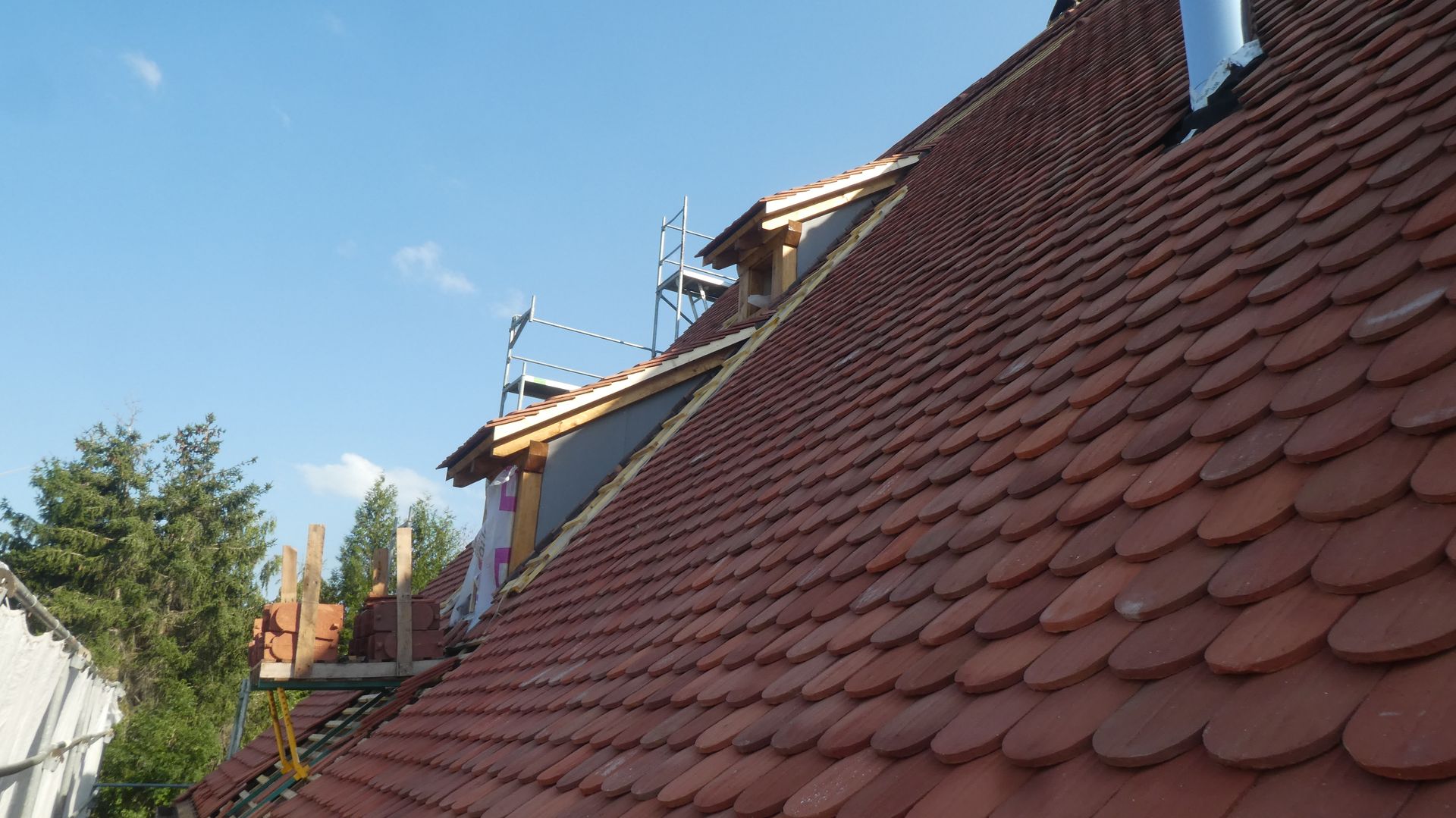 Lucarnes en bois sur une toiture