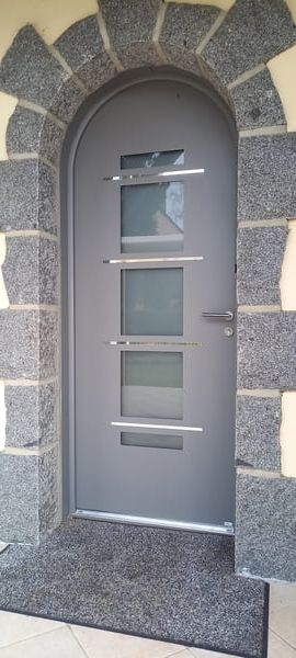 Porte grise sécurisée avec arche en pierre