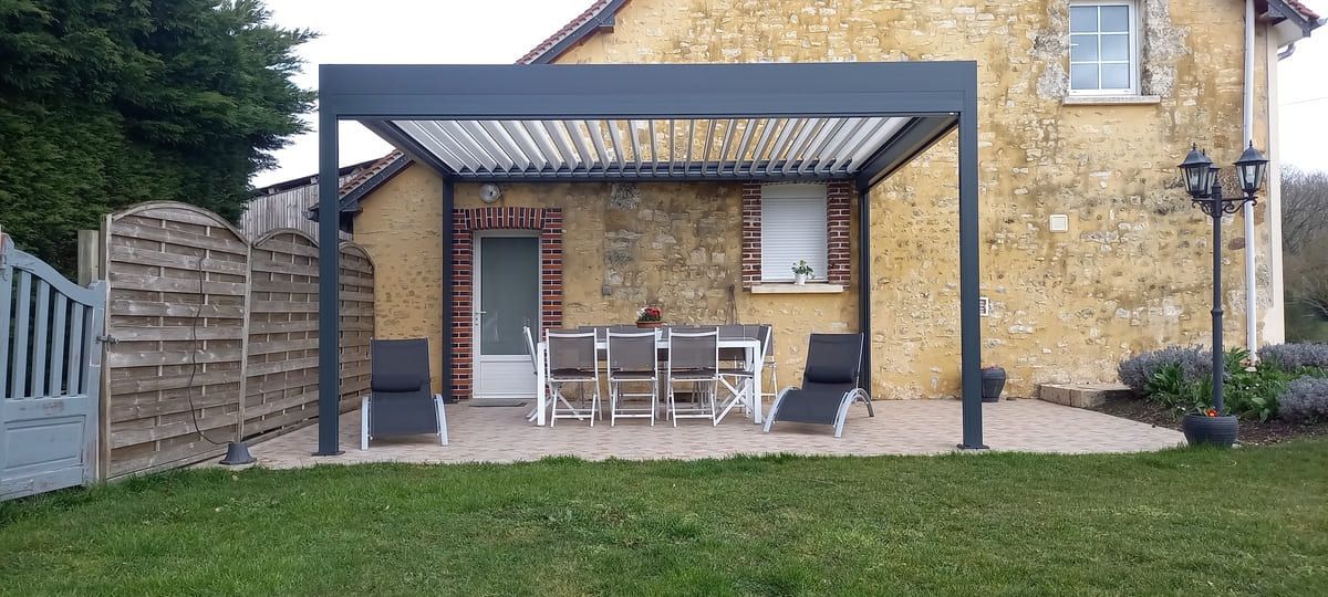 Pergolas grise sur terrasse de maison de campagne