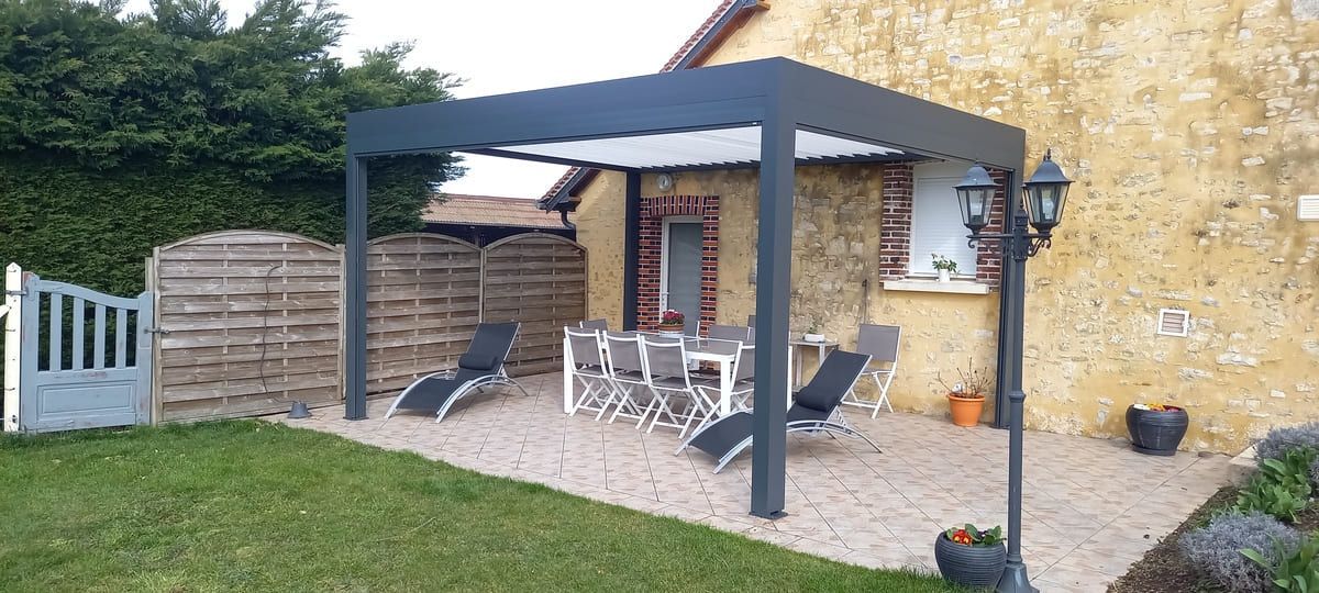 Pergolas bleu sur terrasse avec transats