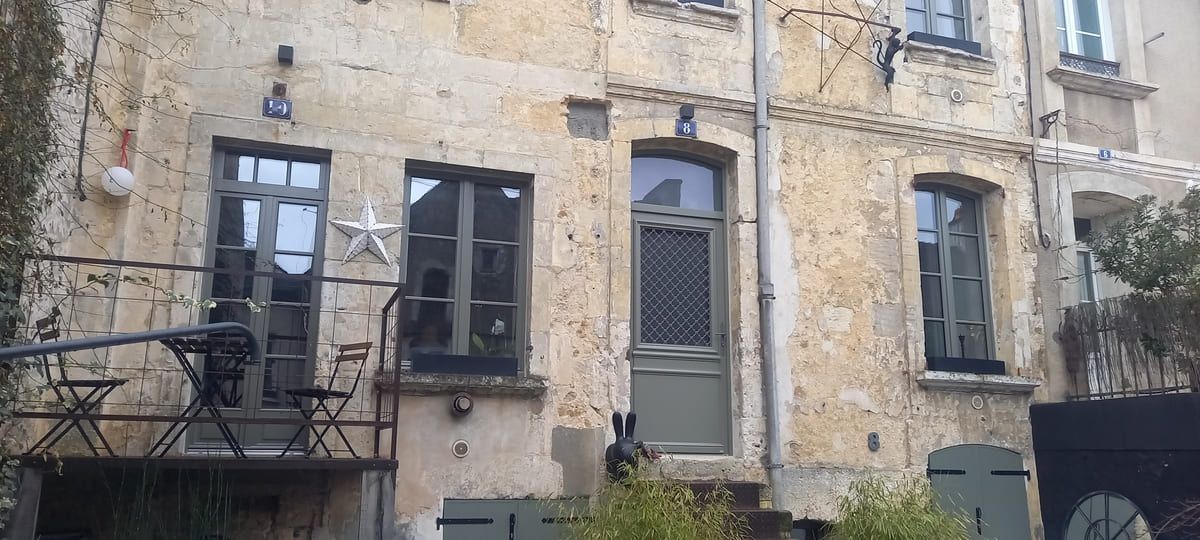 Maison en grosse pierre ave porte et fenêtre grises