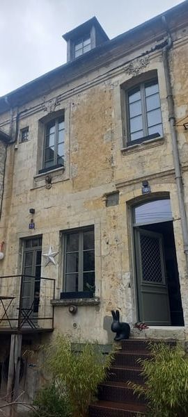 Grande maison ancienne avec porte et fenêtres grises