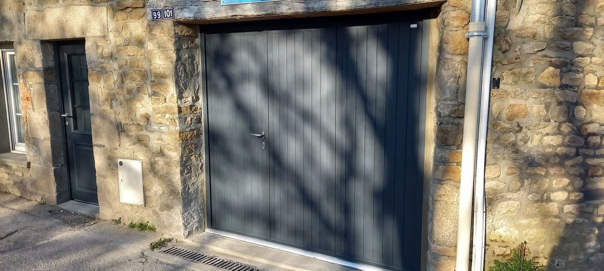 Porte de garage en bois bleu