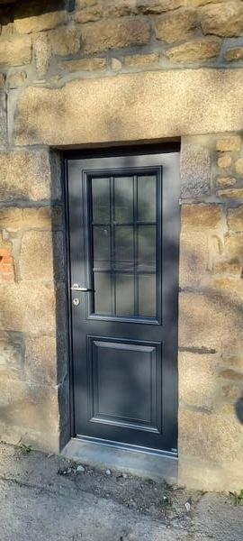 Porte noir pour maison ancienne
