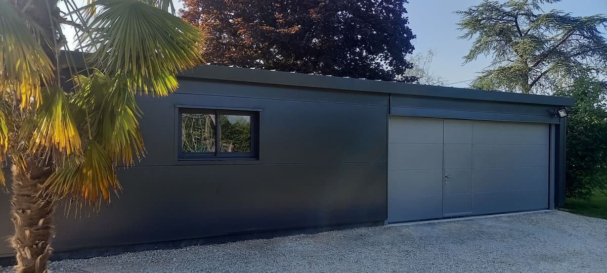 Porte de garage grise avec bâtiment modern