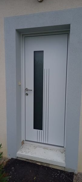 Porte blanche moderne avec petite vitre