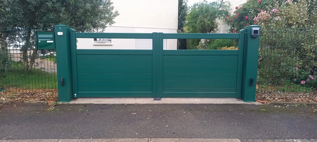 Portail vert sécurisé vu de près