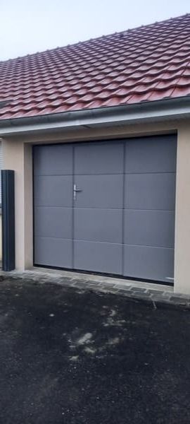 Porte de garage grise en 3 parties