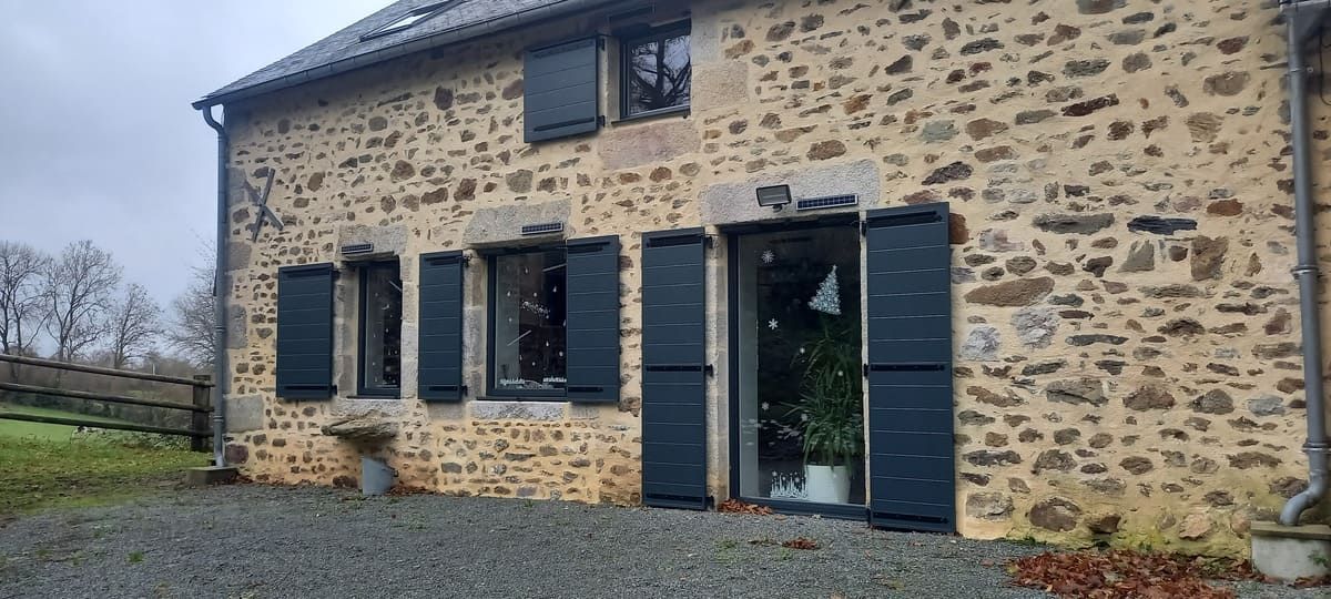 Maison de pierre avec menuiseries bleues