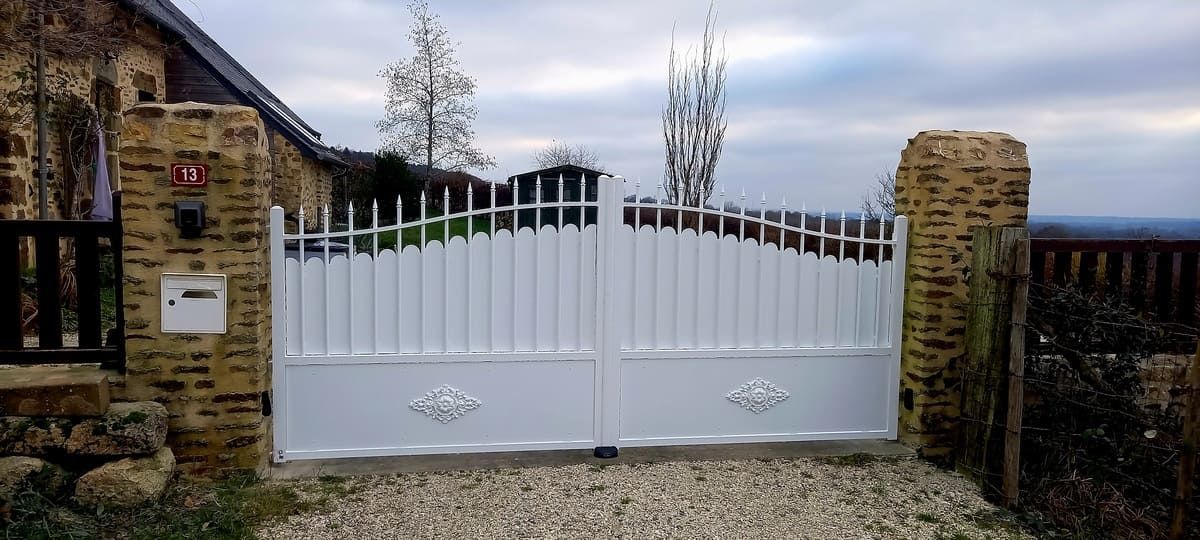 Portail blanc avec fioritures pour maison de campagne