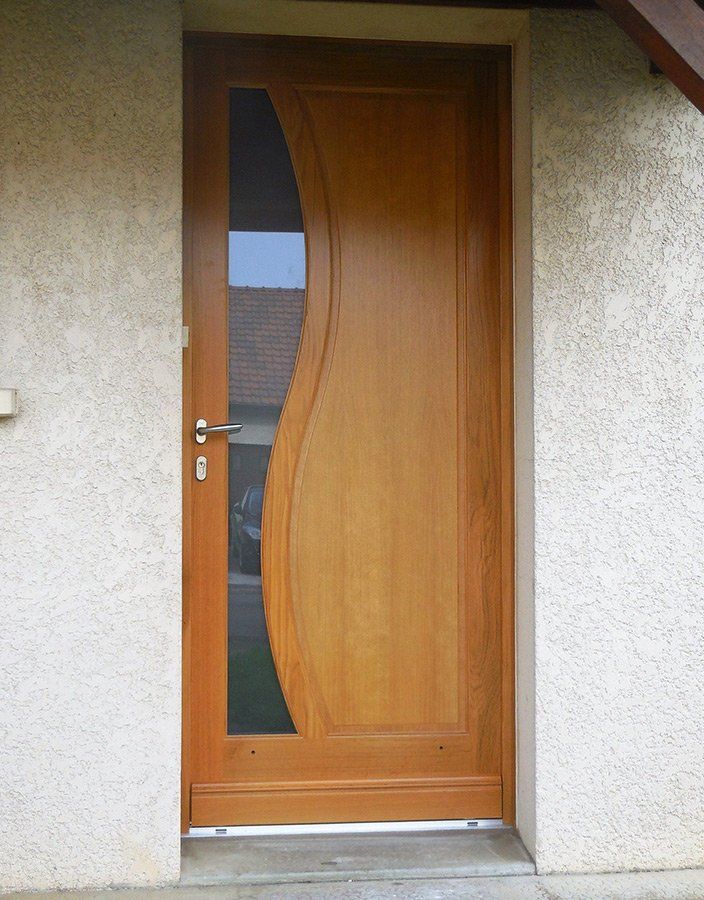 Porte d'entrée en bois clair