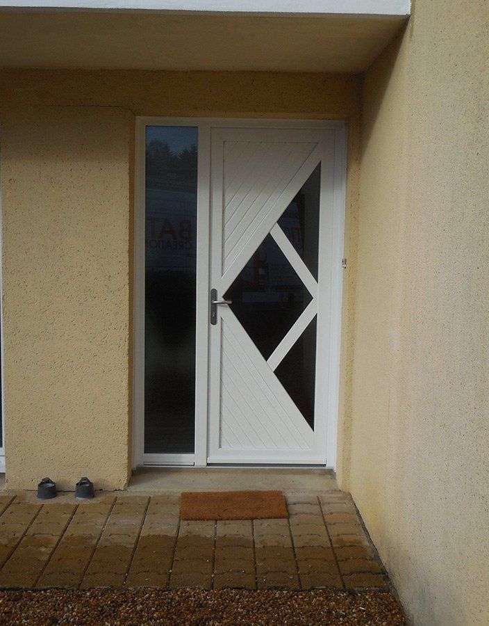 Porte d'entrée en PVC blanche