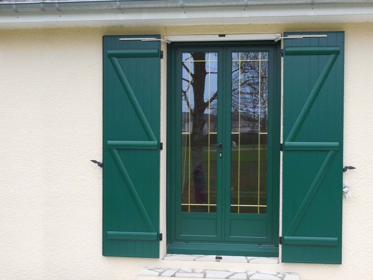 Porte-fenêtre en bois peinte en vert