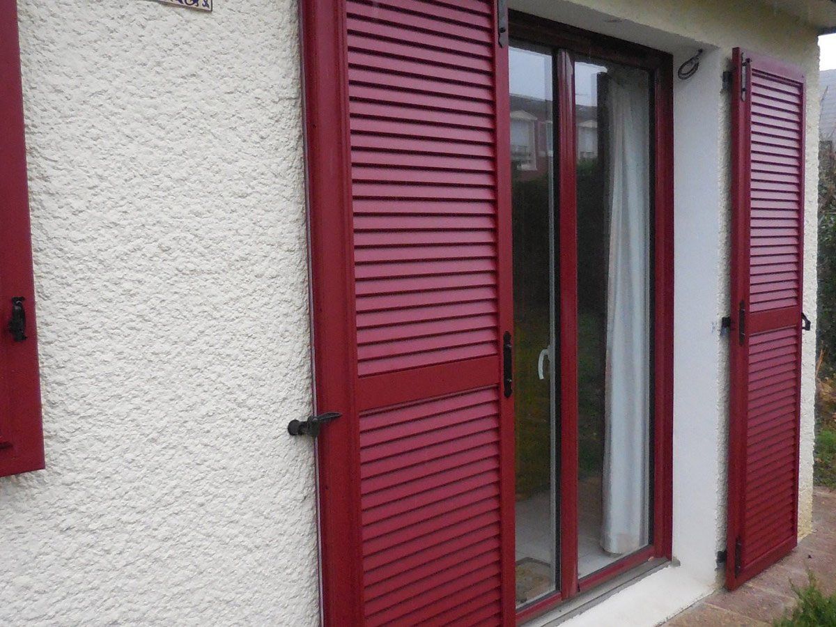 Porte-fenêtre peinte en rouge