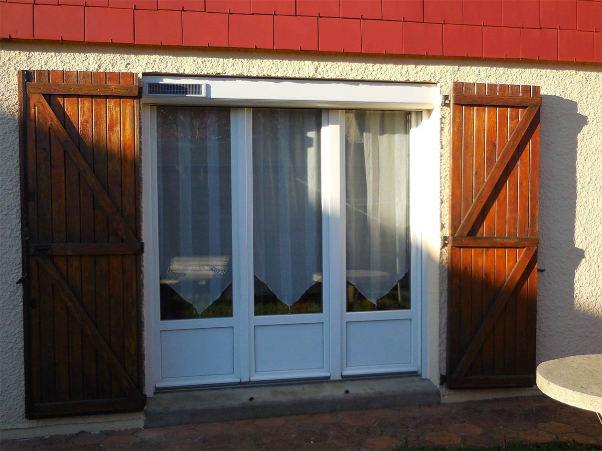 Volets en bois peints en couleur sombre