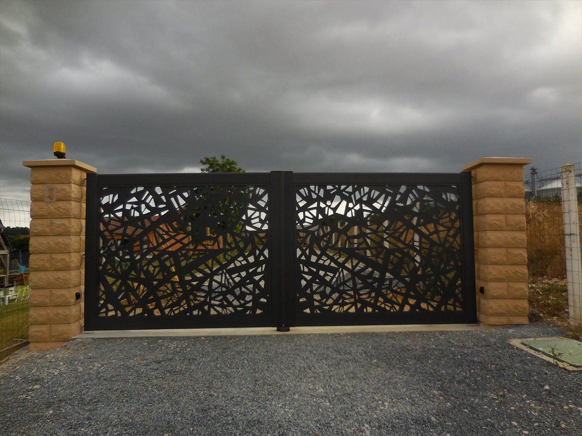 Portail en fer forgé aux motifs contemporains