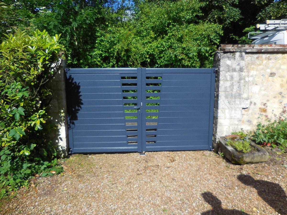 Portail métallique peint en bleu