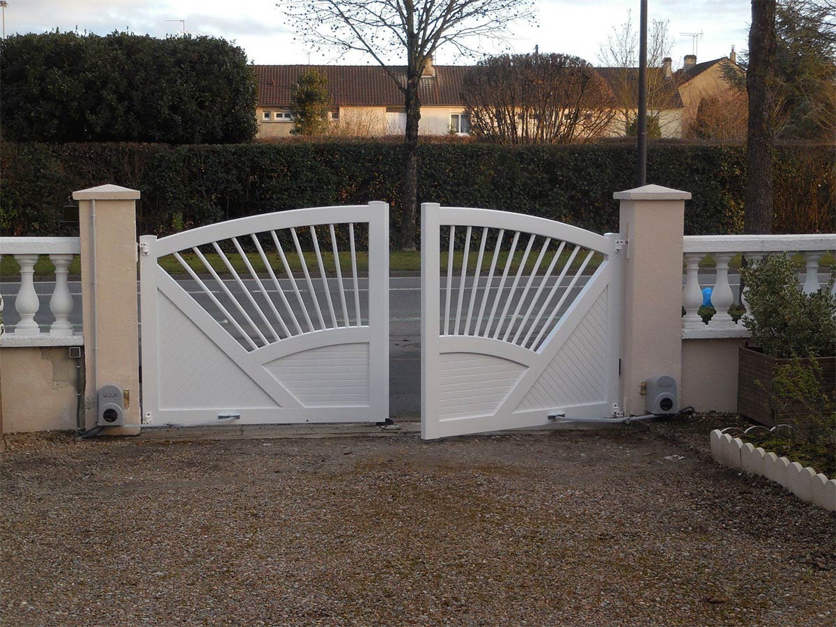 Portail blanc entrouvert