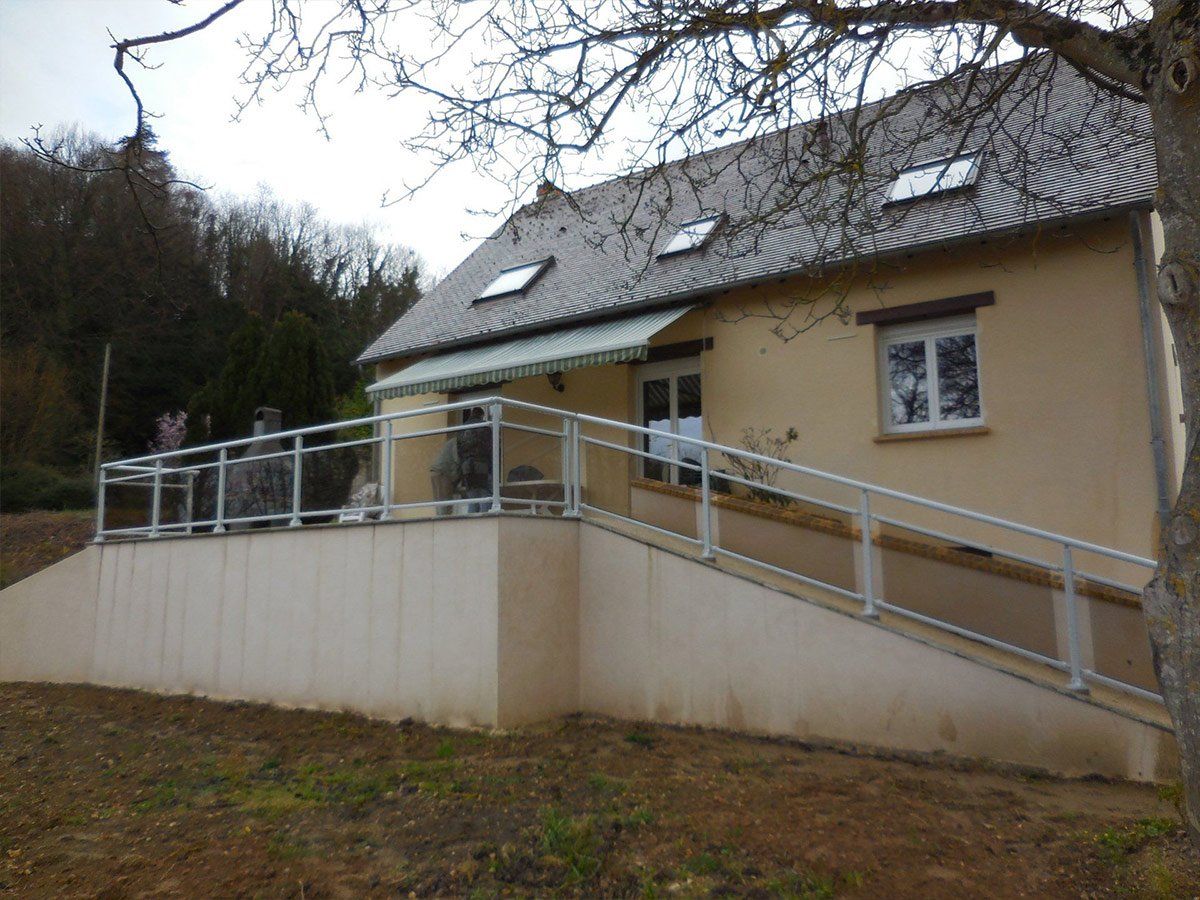 Garde-corps en verre et en métal