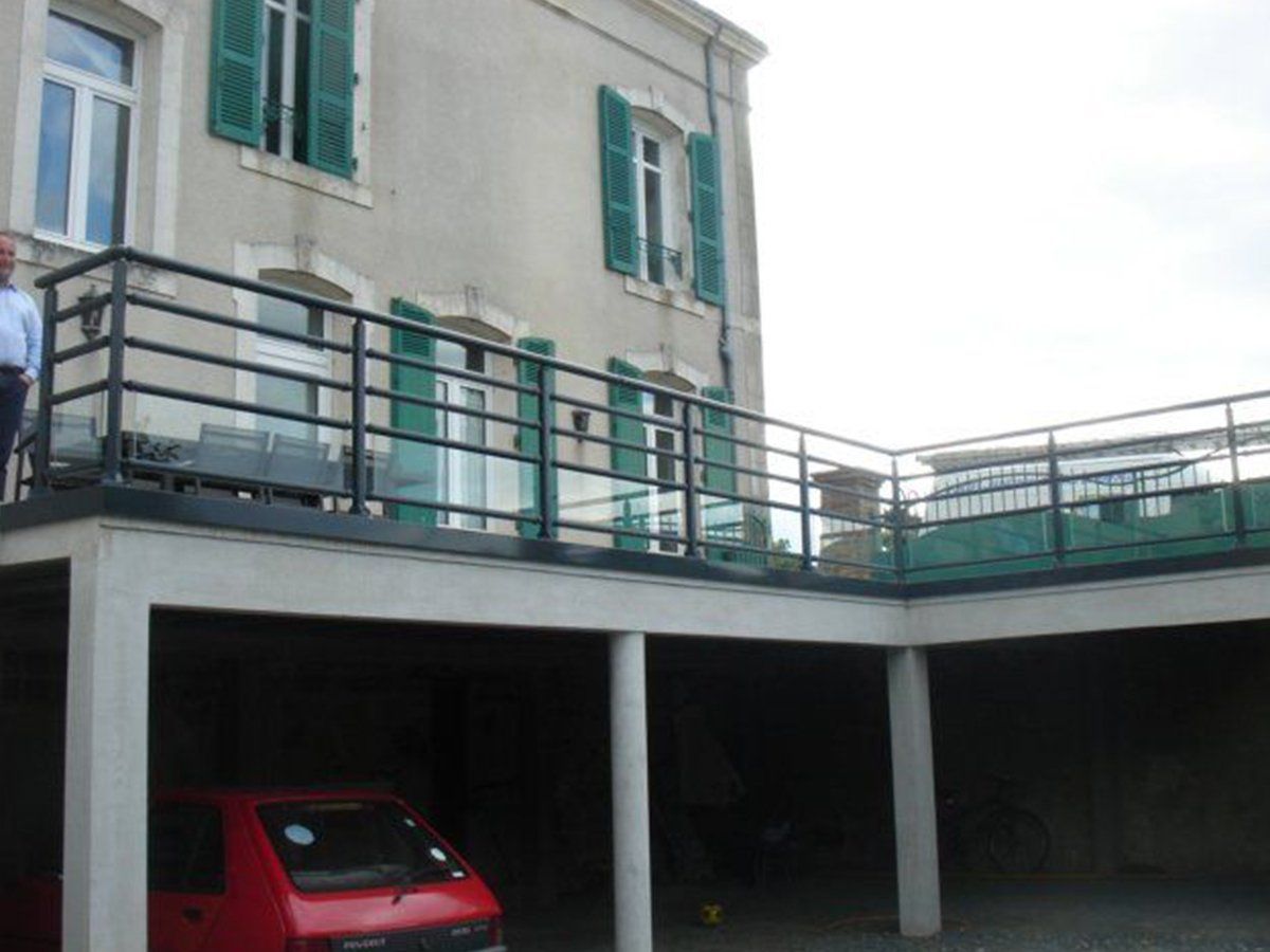 Garde-corps au-dessus d'un parking