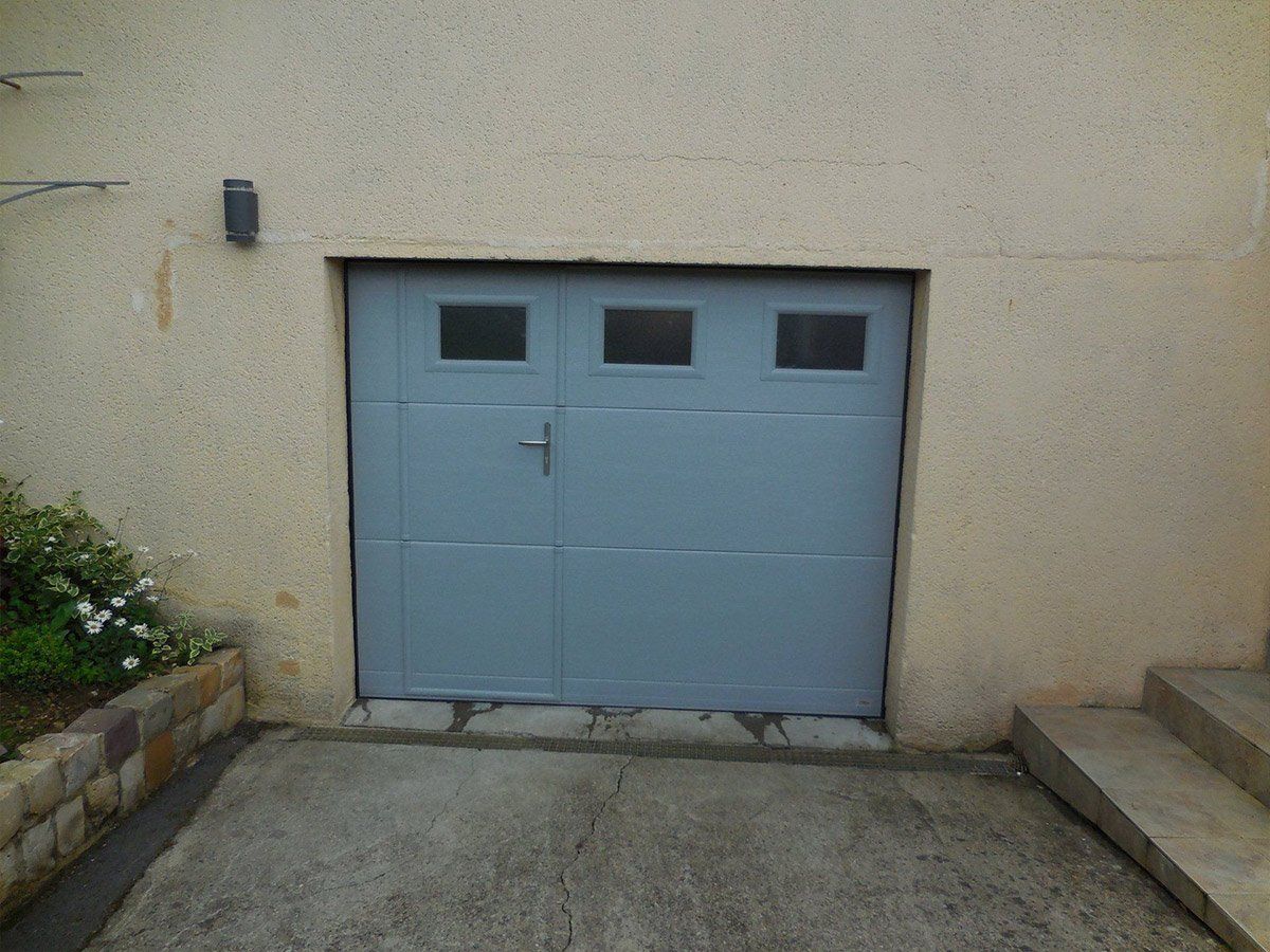 Porte de garage avec une ouverture battante