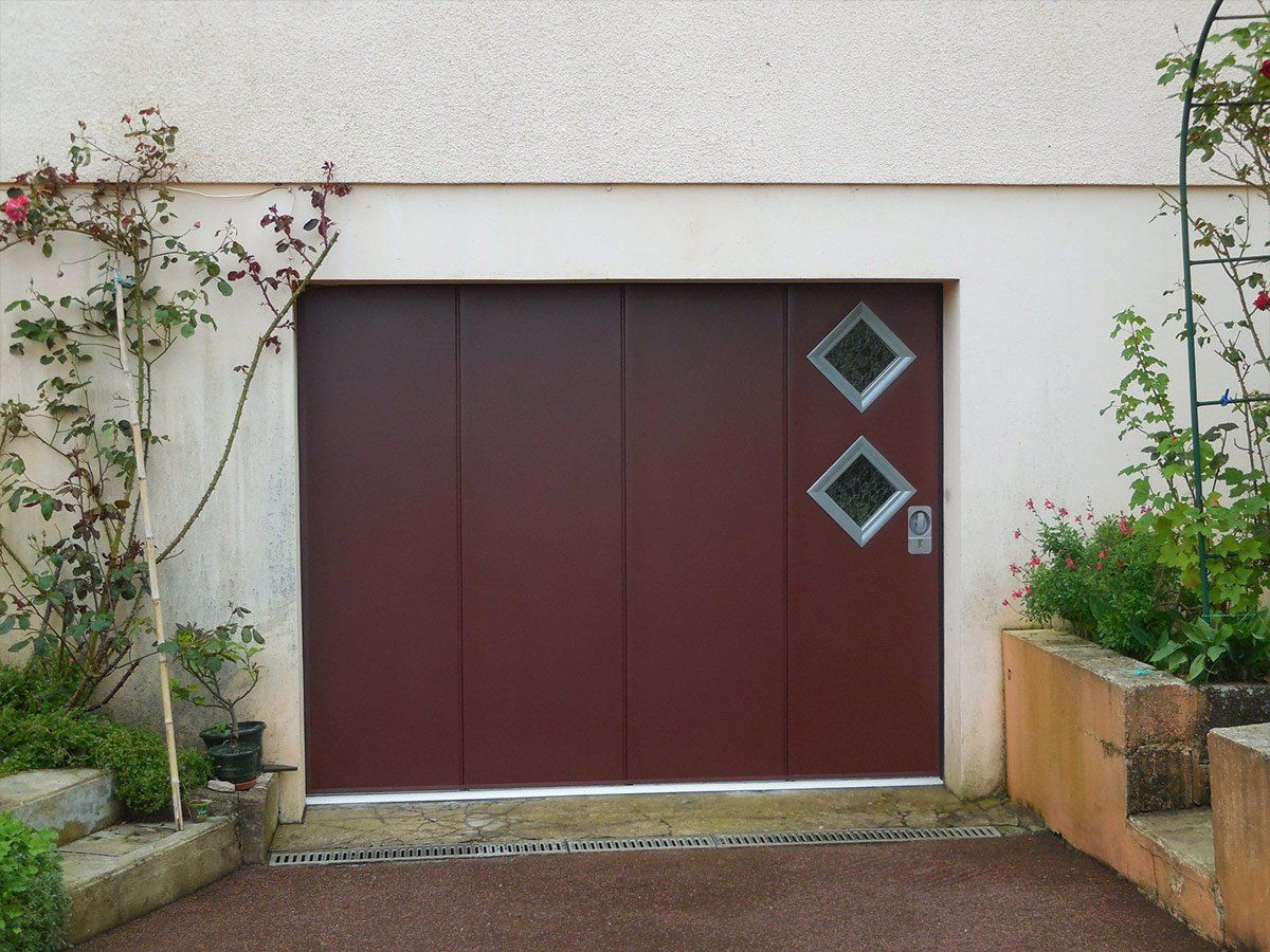 Porte de garage rouge à ouverture latérale