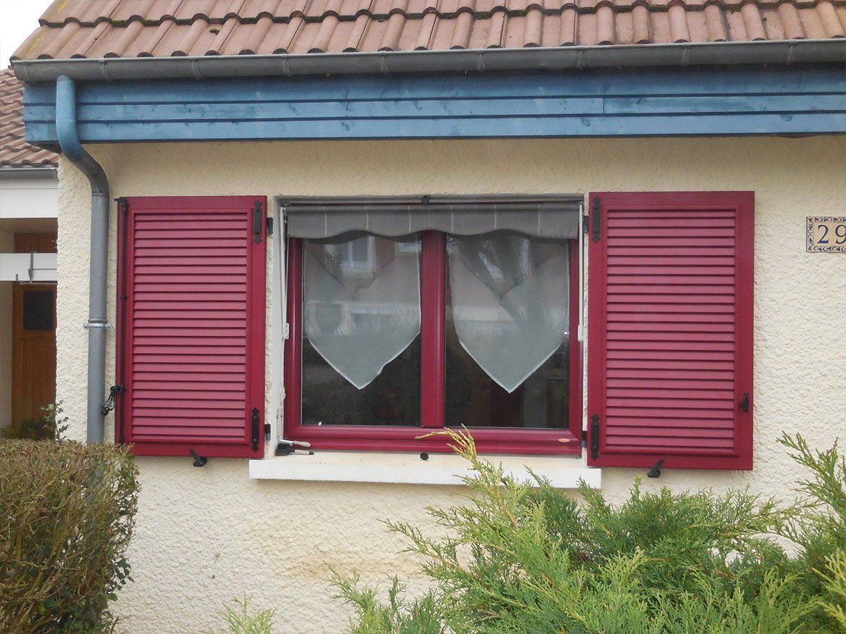 Volets en bois peints en rouge