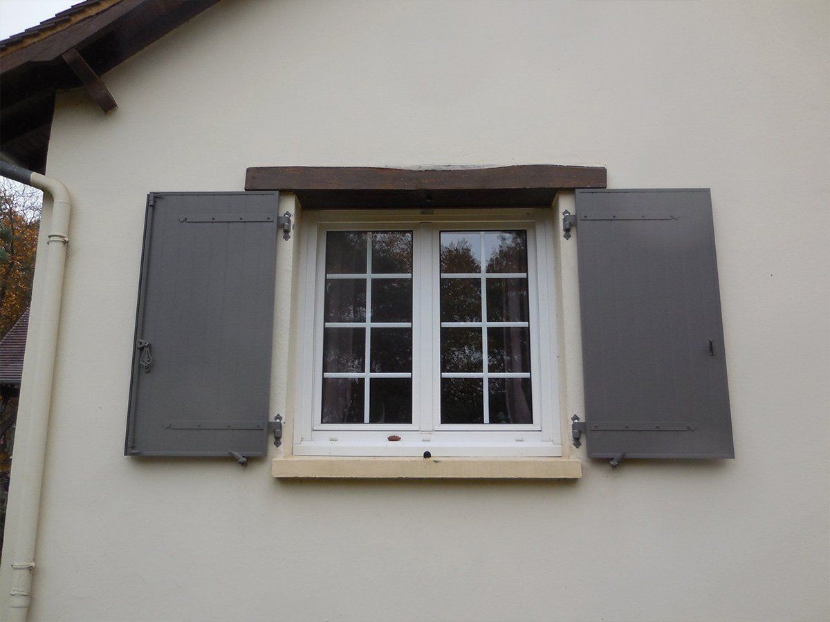 Volets en bois peints en gris