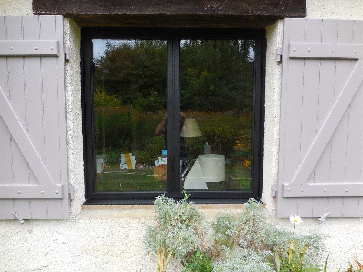 Volets en bois peints en couleur claire