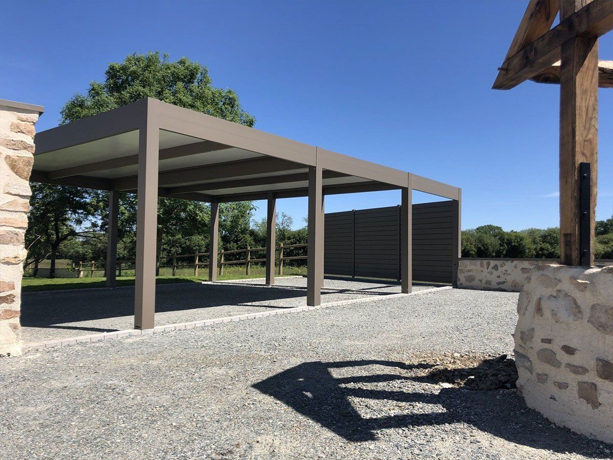 Pergola servant à garer les voitures en dessous