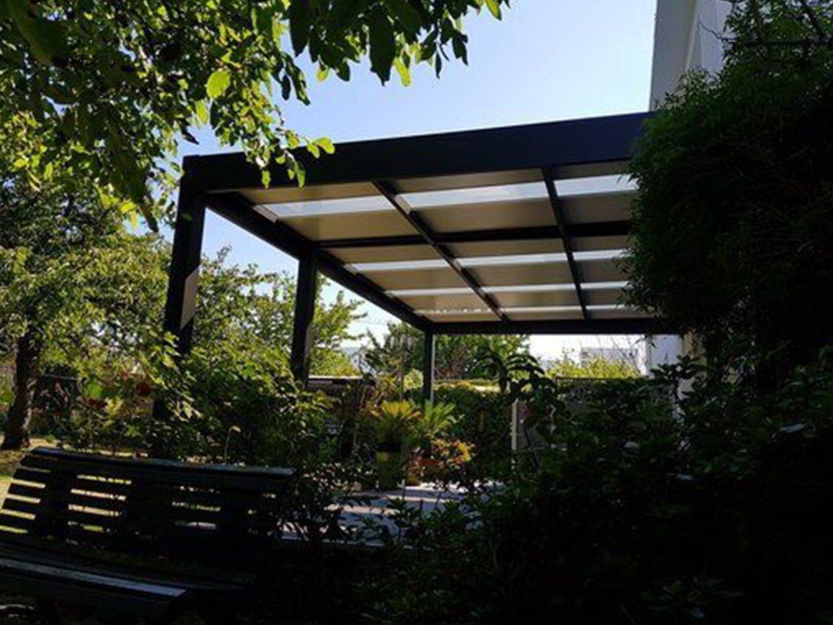Pergola bioclimatique dans un jardin ensoleillé