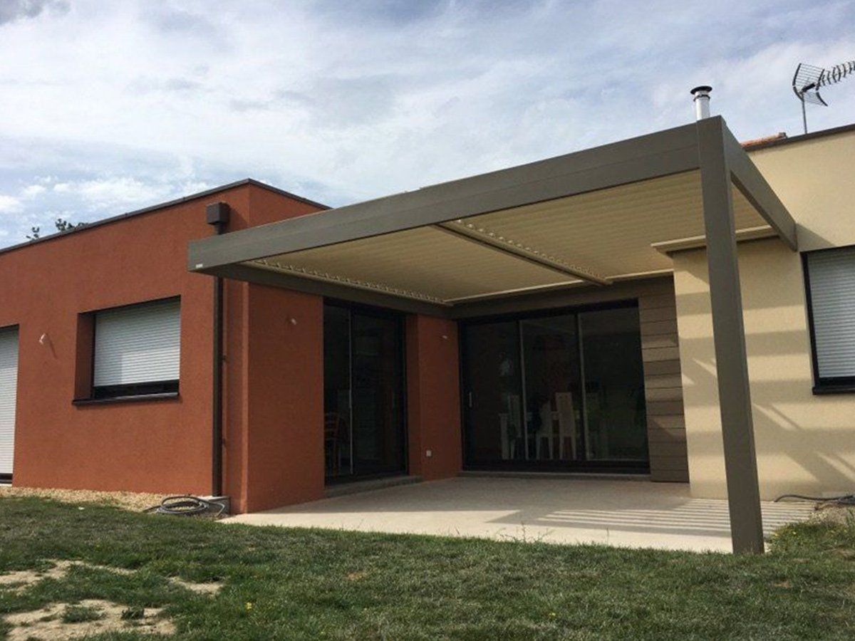 Pergola bioclimatique d'une maison