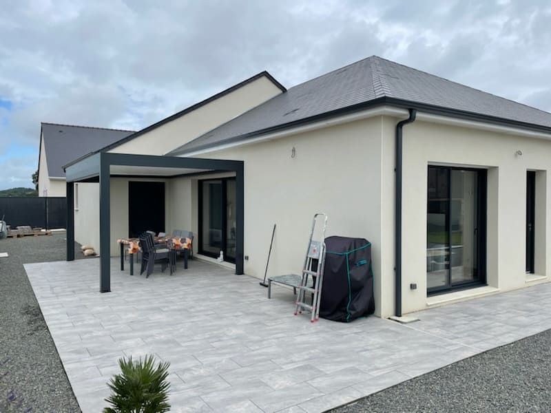 Pergolas noire pour maison blanche et noire