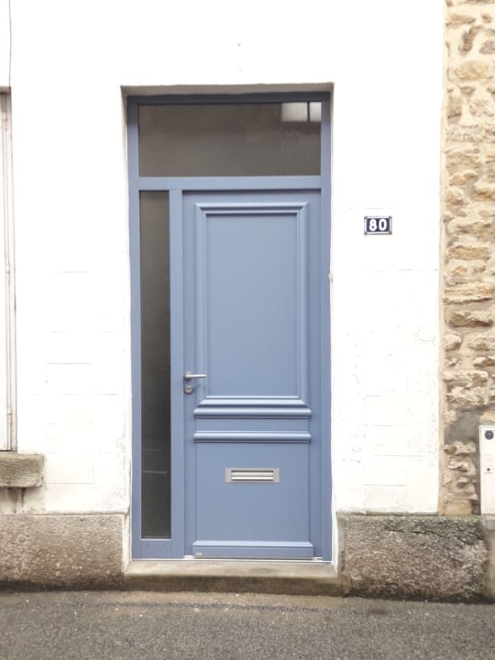 Porte bleue avec vitre sur le coté et le dessus