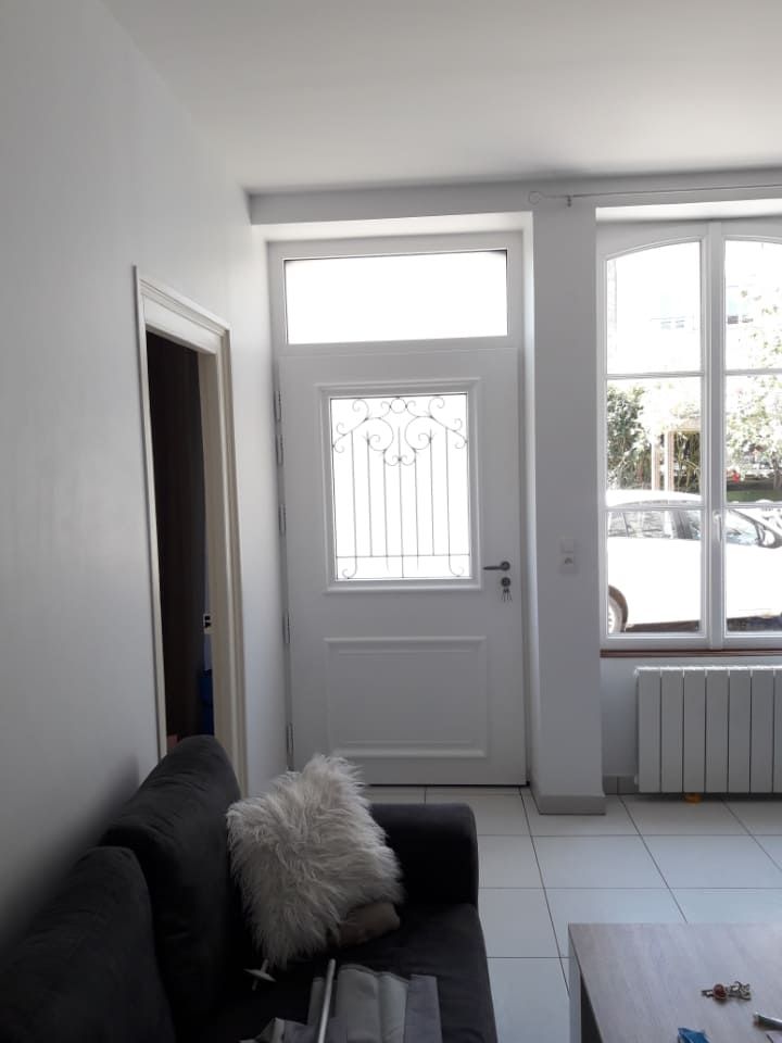 Porte blanche vue de l'intérieur d'un salon blanc