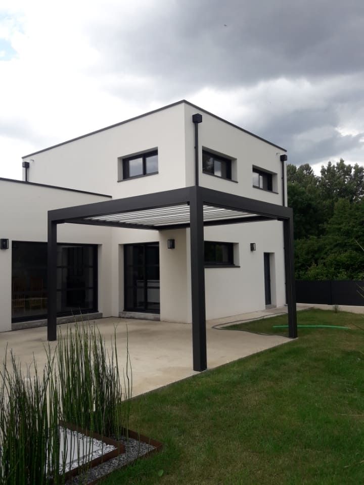 Pergolas noire avec maison blanche carrée