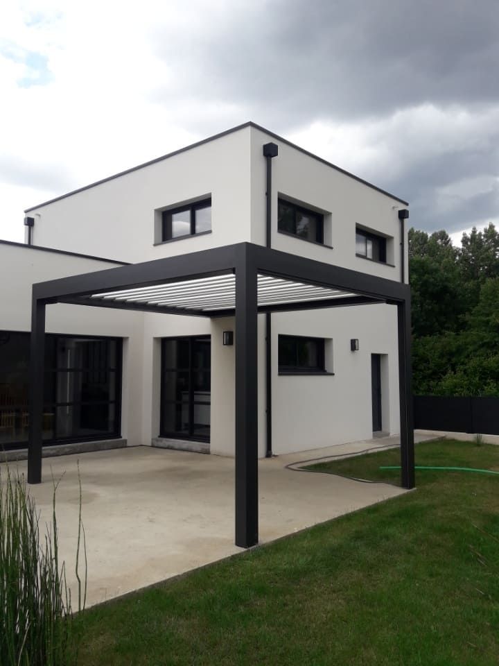 Pergolas noire pour maison blanche carrée