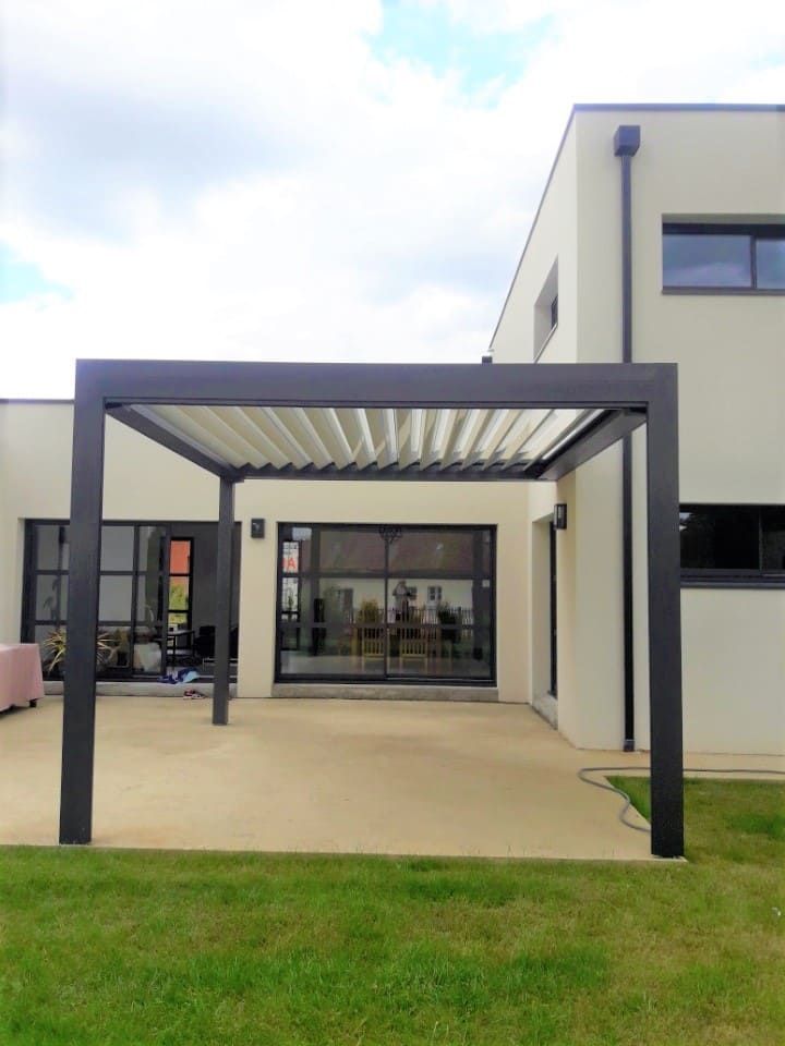 Pergolas noir design sur terrasse avec baie vitrée
