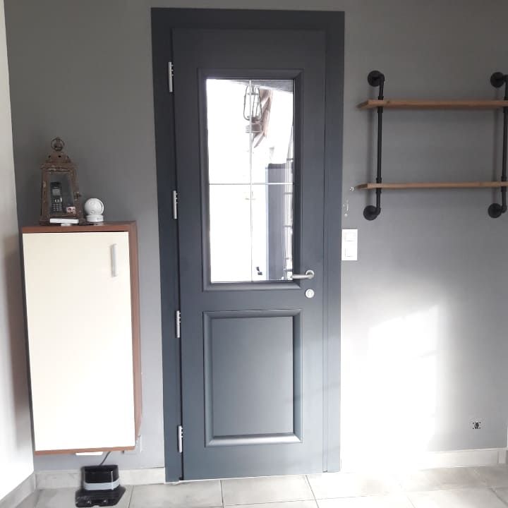 Porte d'entrée grise vue d'intérieur