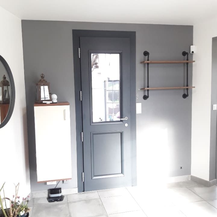 Porte grise sécurisée avec vitre vue d'intérieur