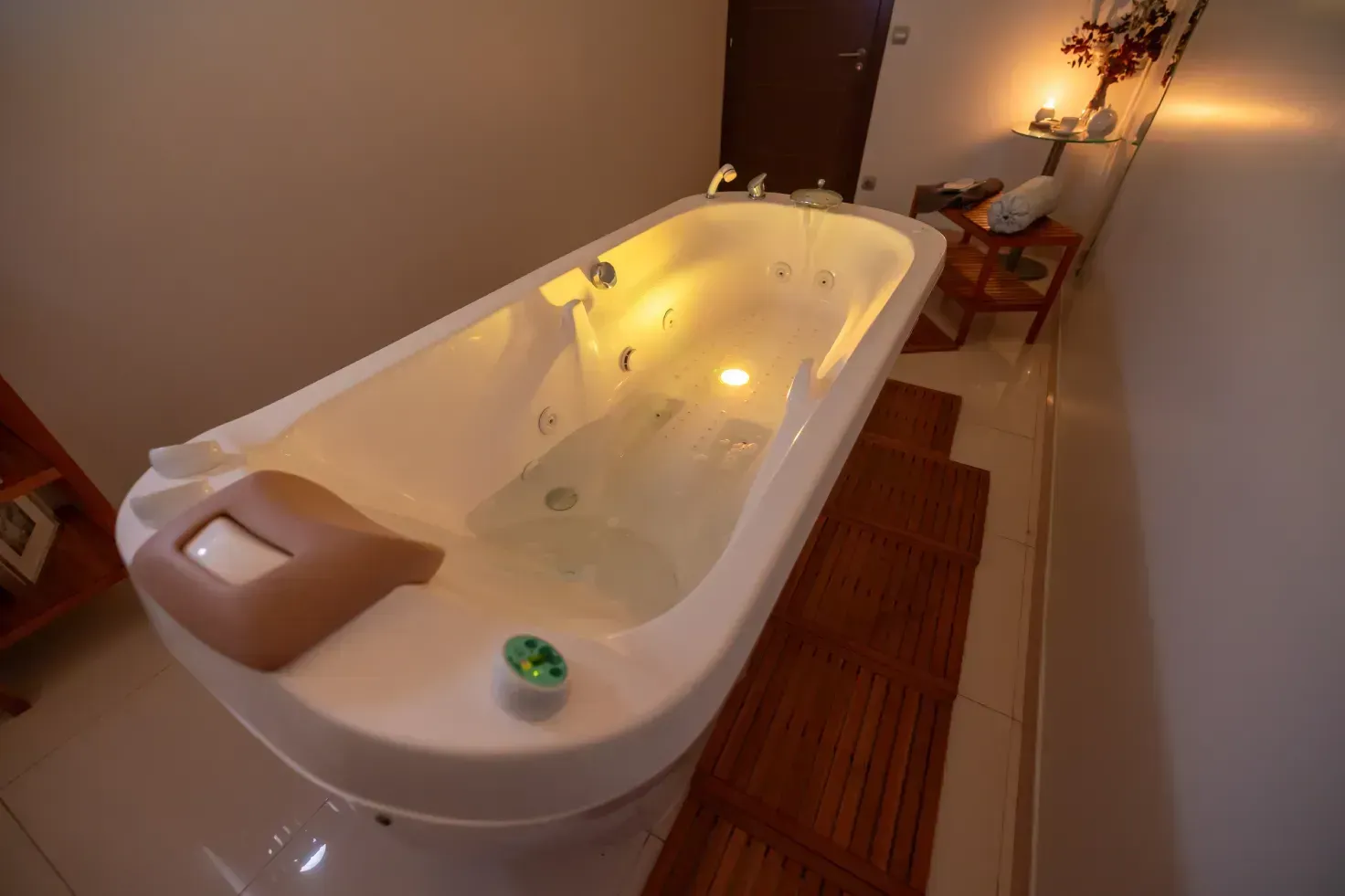 Una bañera grande está llena de agua en un baño.